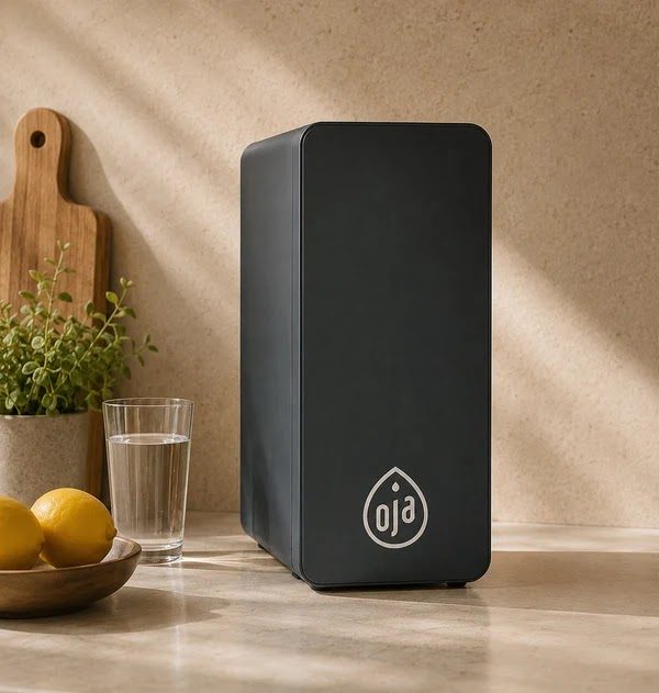 Purificador de agua para casa instalado bajo el lavaplatos de una cocina en Medellín